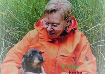 Hundetrainerin Marie-Louise Kretschmer mit Dackel Lotta von Hundeausbildung Naturnah Wiesbaden